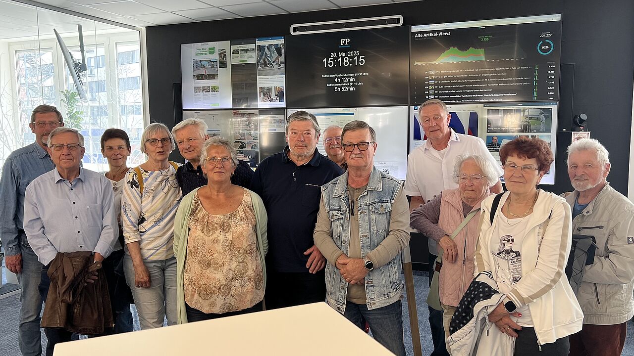 Die Teilnehmerinnen und Teilnehmer im Newsroom der Freien Presse. Foto: Thomas Viertel