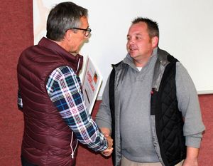 Landesvorsitzender StFw a.D. Gerhard Stärk bedankt sich bei Oberfeldwebel d.R. Pascal Jaensch für seine Arbeit als Beauftragter Presse-/Öffentlichkeitsarbeit mit Verleihung der Verdienstnadel in Bronze