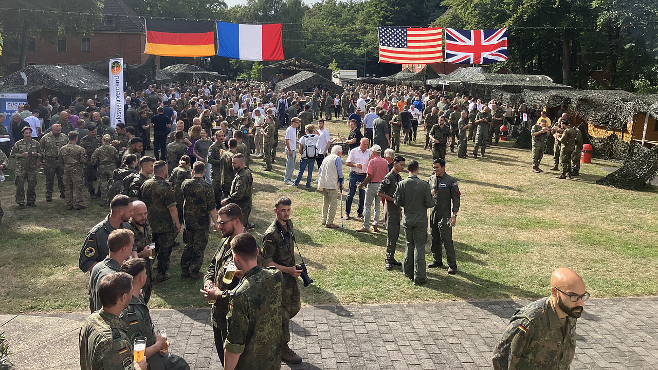 Das Biwak in Wunstorf zog zahlreiche Besucher an. Foto: LV Nord