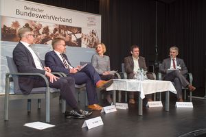 Als Moderatorin des ersten Panels diskutierte Moderatorin Nora Müller, Leiterin des Bereichs Internationale Politik der Körber-Stiftung, mit Josef Braml (v.l.), Markus Kaim, Marwan Abou Taam und Carlo Massala über die internationale Ordnung im Umbruch Fot