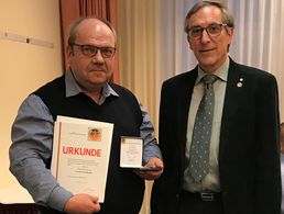 Landesvorsitzender Gerhard Stärk (r.) dankt Oberstleutnant Frank Gotthardt Foto: DBwV/Ralph Bender