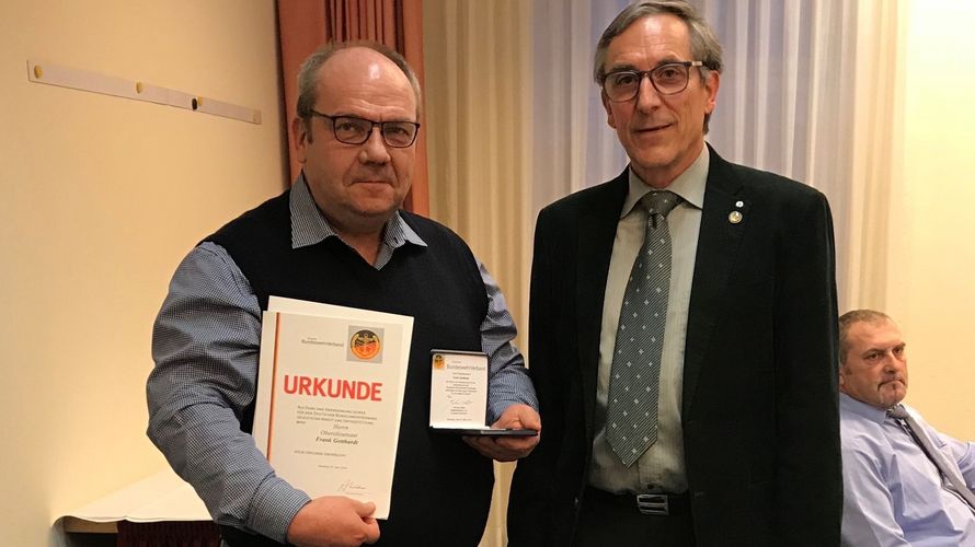 Landesvorsitzender Gerhard Stärk (r.) dankt Oberstleutnant Frank Gotthardt Foto: DBwV/Ralph Bender