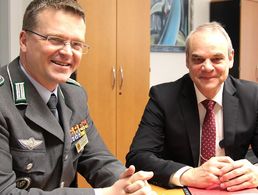 In Berlin hat sich der Bundesvorsitzende, Oberstleutnant André Wüstner (l.), mit Staatssekretär Benedikt Zimmer getroffen. Foto: DBwV/Kruse