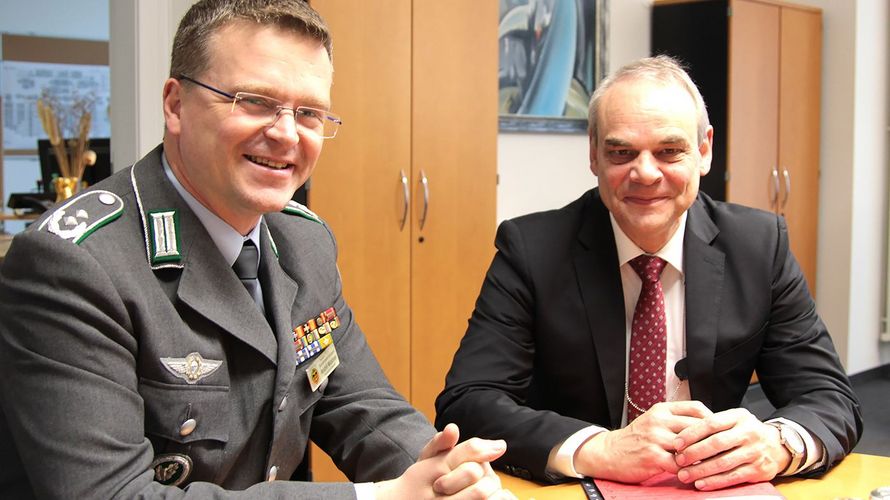 In Berlin hat sich der Bundesvorsitzende, Oberstleutnant André Wüstner (l.), mit Staatssekretär Benedikt Zimmer getroffen. Foto: DBwV/Kruse