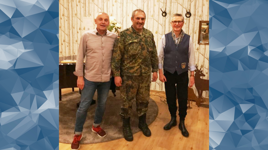 Vorsitzender Erwin Vohrer (r.) mit Stellvertretendem Landesvorsitzenden Oberstleutnant Josef Rauch (M.) und dem stellvertretenden Kameradschaftsvorsitzenden Peter Hoffmann. Fotos: Winfried Riedinger