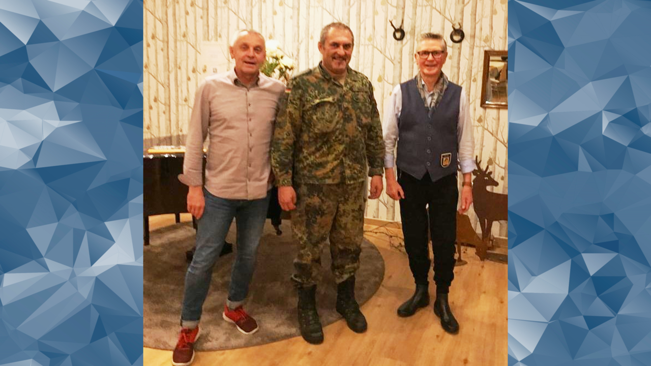 Vorsitzender Erwin Vohrer (r.) mit Stellvertretendem Landesvorsitzenden Oberstleutnant Josef Rauch (M.) und dem stellvertretenden Kameradschaftsvorsitzenden Peter Hoffmann. Fotos: Winfried Riedinger