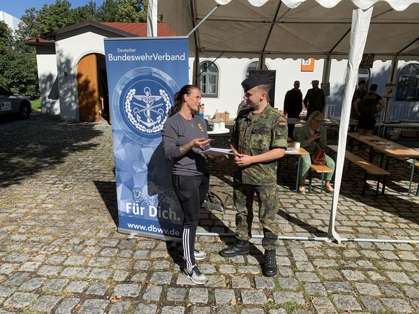 Melanie Haschberger (l.) überzeugte Fähnrich zur See Nikolaus Demme von einer Mitgliedschaft im DBwV. Foto: Günther Schmitt