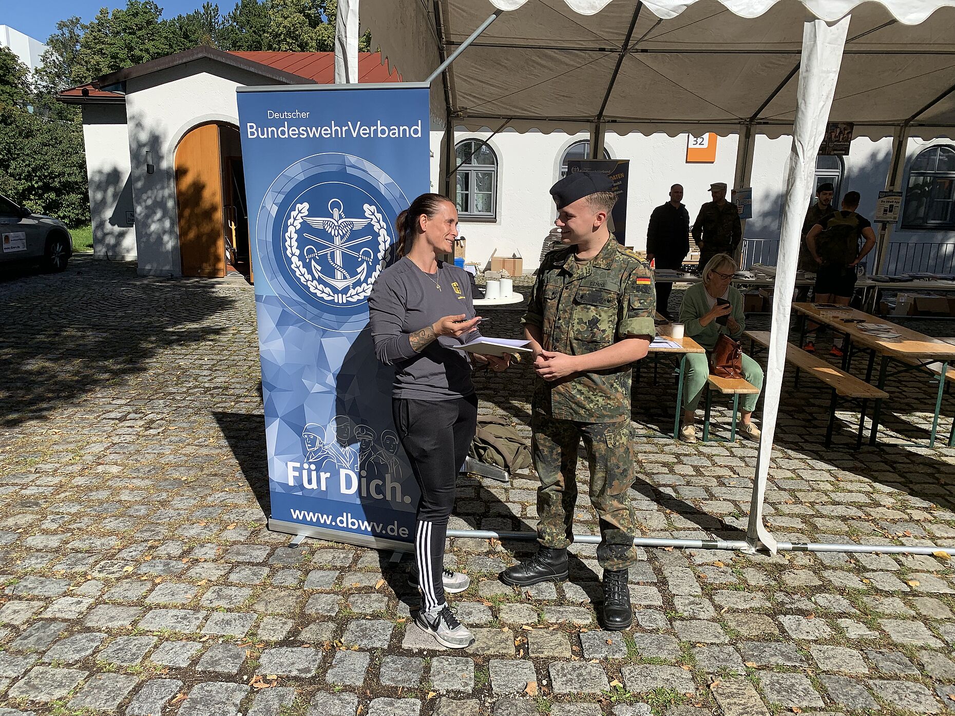 Melanie Haschberger (l.) überzeugte Fähnrich zur See Nikolaus Demme von einer Mitgliedschaft im DBwV. Foto: Günther Schmitt