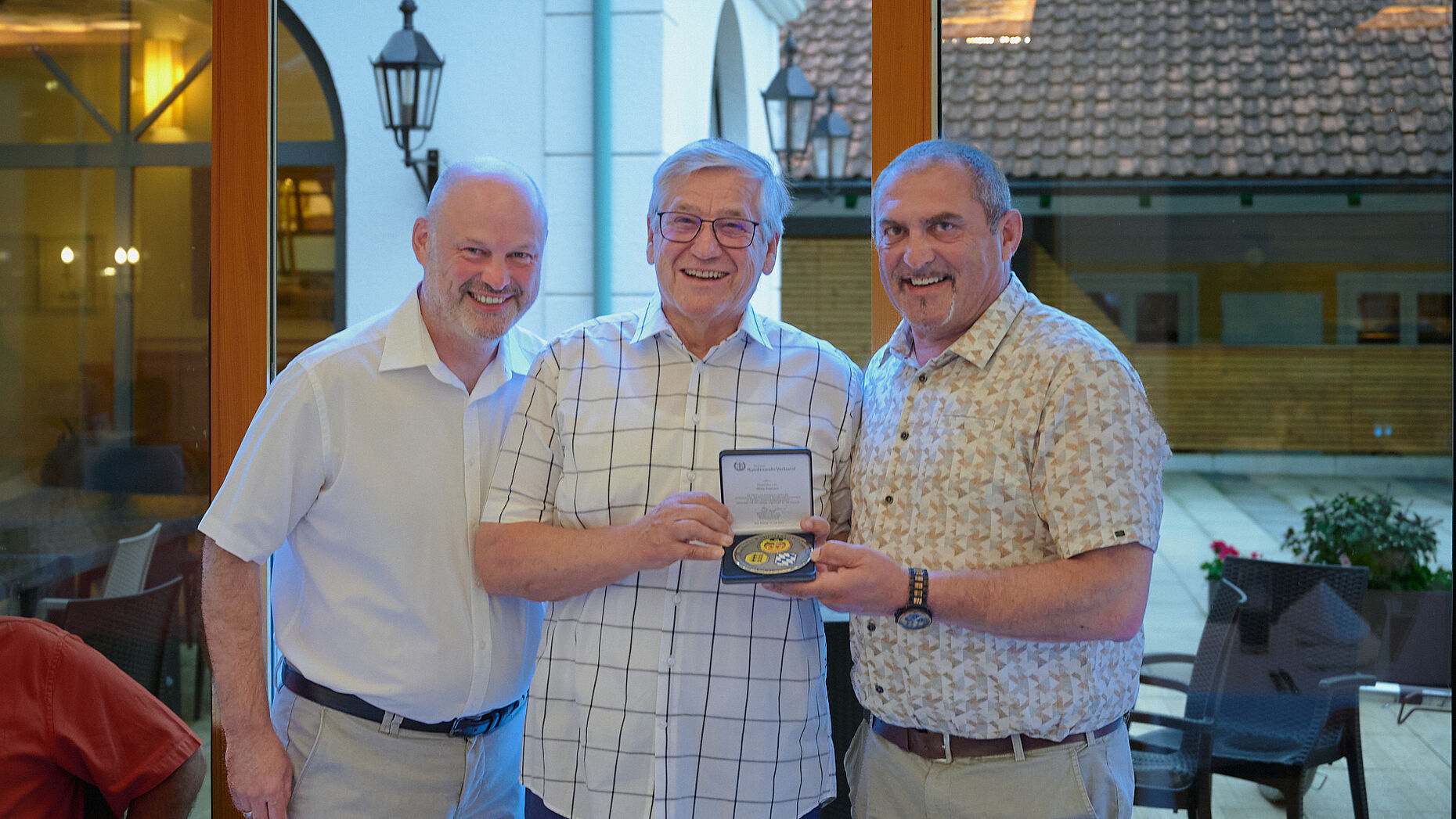 Mit der Landesplakette dankte der Landesvorsitzende dem Servicebeauftragten der FöG Hauptmann a.D. Ullrich Seelmann (Mitte). Foto: DBwV/Ingo Kaminsky