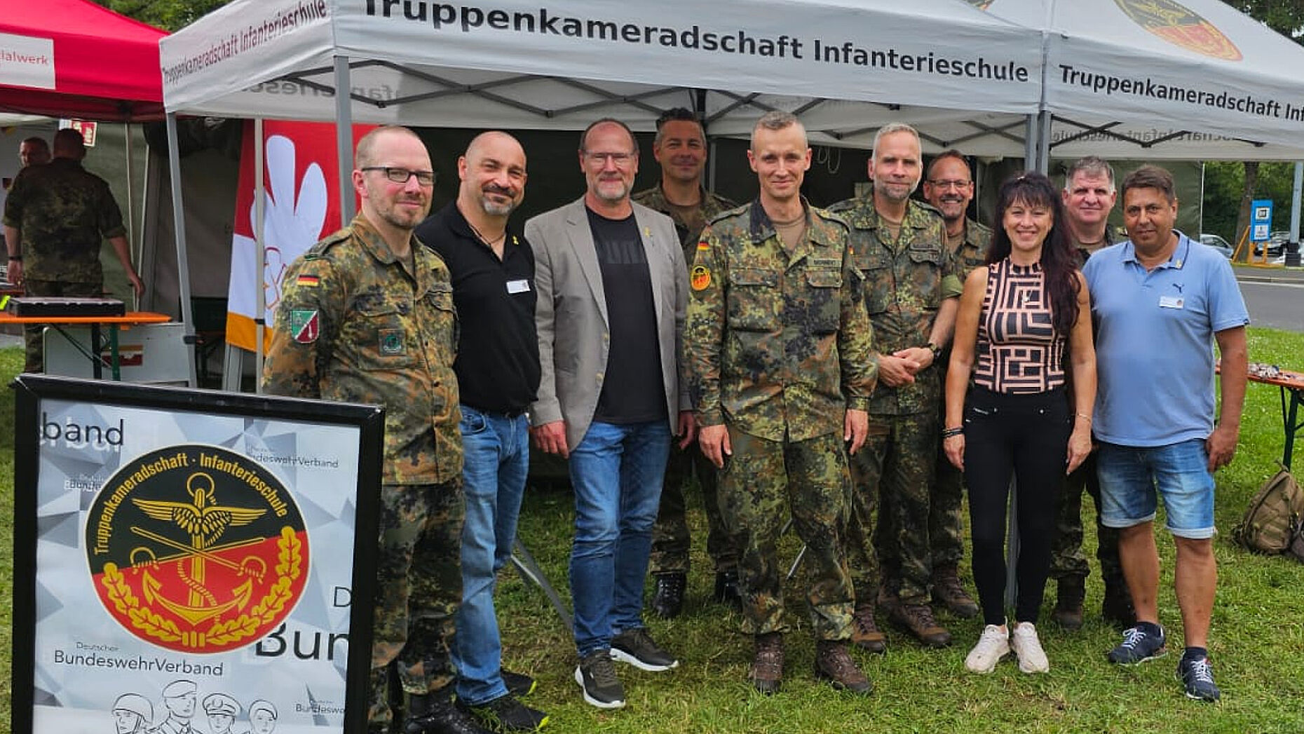 Mandatsträger der StoKa Hammelburg und TruKa Infanterieschule mit DBwV-Vize Oberstleutnant i.G. Marcel Bohnert am Infostand des BundeswehrVerbandes. Fotos: TruKa InfS