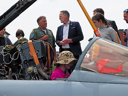 Einsatz bei den Bürgern beim Rheinland-Pfalz-Tag im Mai in Neustadt an der Weinstraße: Oberst Michael Trautermann mit Innenminister Michael Ebling an einem Tornado-Cockpit. Foto: Bundeswehr