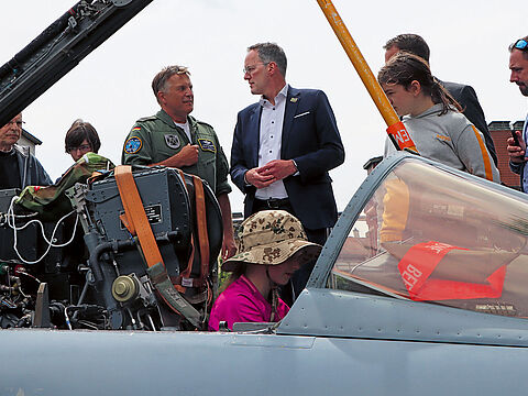 Einsatz bei den Bürgern beim Rheinland-Pfalz-Tag im Mai in Neustadt an der Weinstraße: Oberst Michael Trautermann mit Innenminister Michael Ebling an einem Tornado-Cockpit. Foto: Bundeswehr