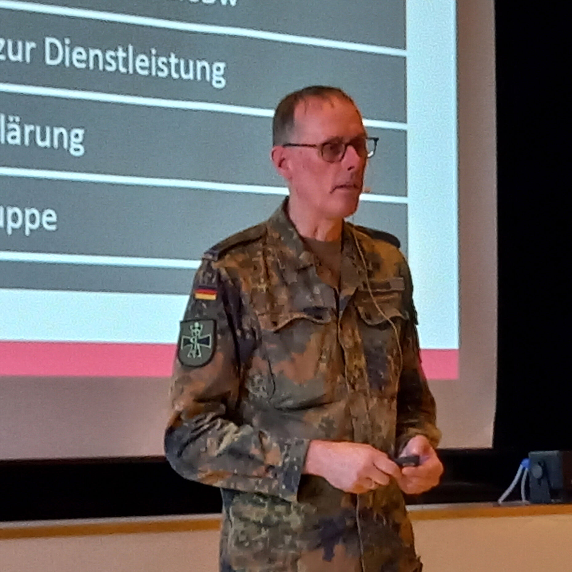 Oberstleutnant Hubertus Wilbrink, PersStOffz Res beim Kommando Gesundheitsversorgung Bw, informierte zum hochaktuellen Thema Reserve. Foto: Gerald Arleth