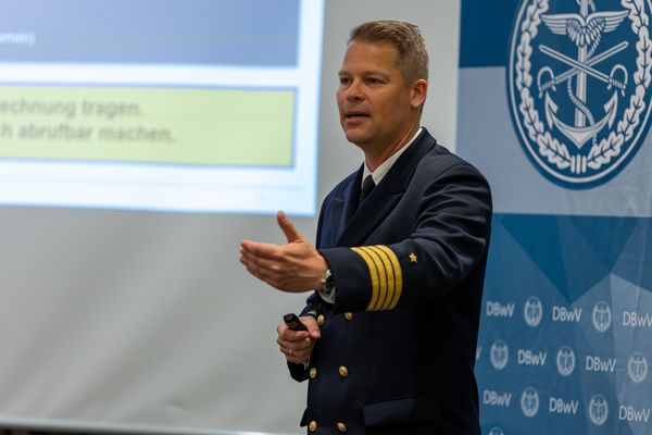 Kapitän zur See Stephan Küttler, Referatsleiter EBU III 5 im Verteidigungsministerium, sprach unter anderem über die Betreuungsbüros und den nationalen Veteranentag. Foto: DBwV/Sarina Flachsmeier