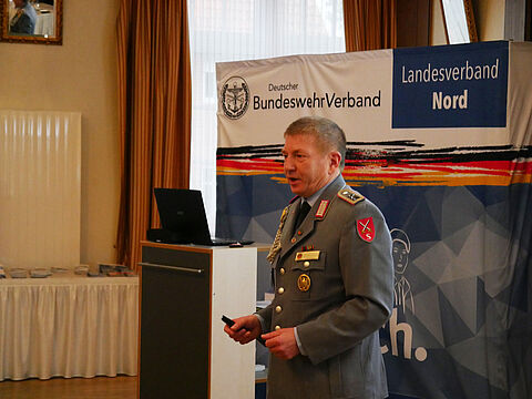 Stabsfeldwebel a.D. Gerd Dombrowski führte durch die Veranstaltung. Foto: DBwV