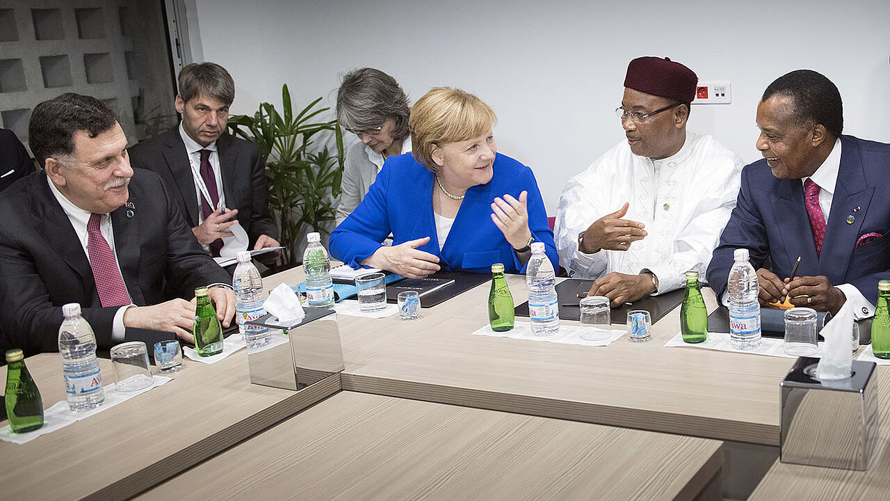 Bundeskanzlerin Angela Merkel (CDU) im Gespräch mit dem Präsidentes des Niger, Issoufou Mahamadou (2.v.r), dem Vorsitzenden des libyschen Präsidialrats, Fajis al-Sarradsch (l.) und der Präsidenten der Republik Kongo, Denis Sassou Nguesso (r.) Foto: dpa