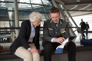 Marie-Agnes Strack-Zimmermann erhält die "Bw2025" aus den Händen von André Wüstner Foto: DBwV/Scheurer