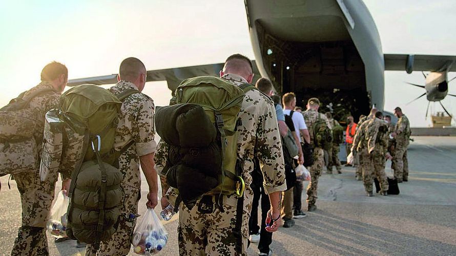 Rückverlegung und Ende der Mission Resolute Support: Bundeswehrsoldaten treten in  Masar-e-Sharif den Heimflug an. Foto: Bundeswehr/Kraatz