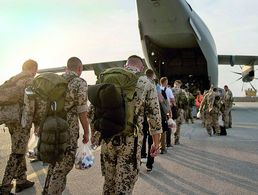 Rückverlegung und Ende der Mission Resolute Support: Bundeswehrsoldaten treten in  Masar-e-Sharif den Heimflug an. Foto: Bundeswehr/Kraatz