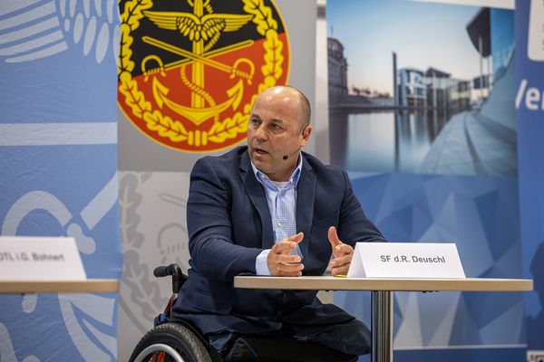 Bei einer Podiumsdiskussion des DBwV-Bildungswerkes im Mai zum Afghanistan-Einsatz war auch Stabsfeldwebel a.D. Stefan Deuschl dabei. Der Einsatz ist allgegenwärtig. Der Feldjägerfeldwebel verlor beide Beine im Oberschenkelbereich bei einem Attentat in Kabul. Foto: DBwV/Yann Bombeke