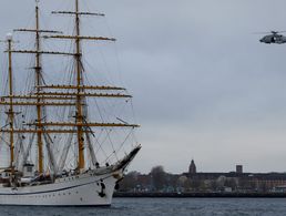 Endlich wieder auf Auslandsausbildungsreise: Die "Gorch Fock" hat mit ihrer Stammbsatzung Kiel verlassen. Foto: Twitter/FlyNavy1