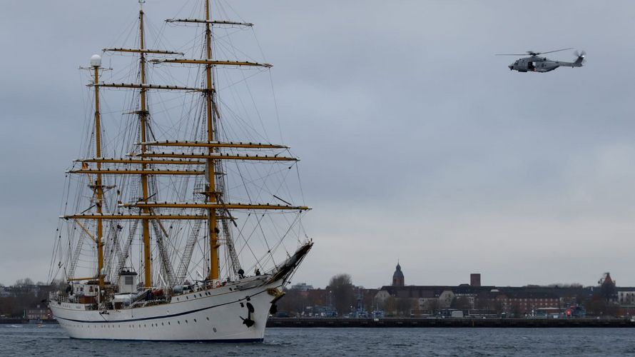 Endlich wieder auf Auslandsausbildungsreise: Die "Gorch Fock" hat mit ihrer Stammbsatzung Kiel verlassen. Foto: Twitter/FlyNavy1