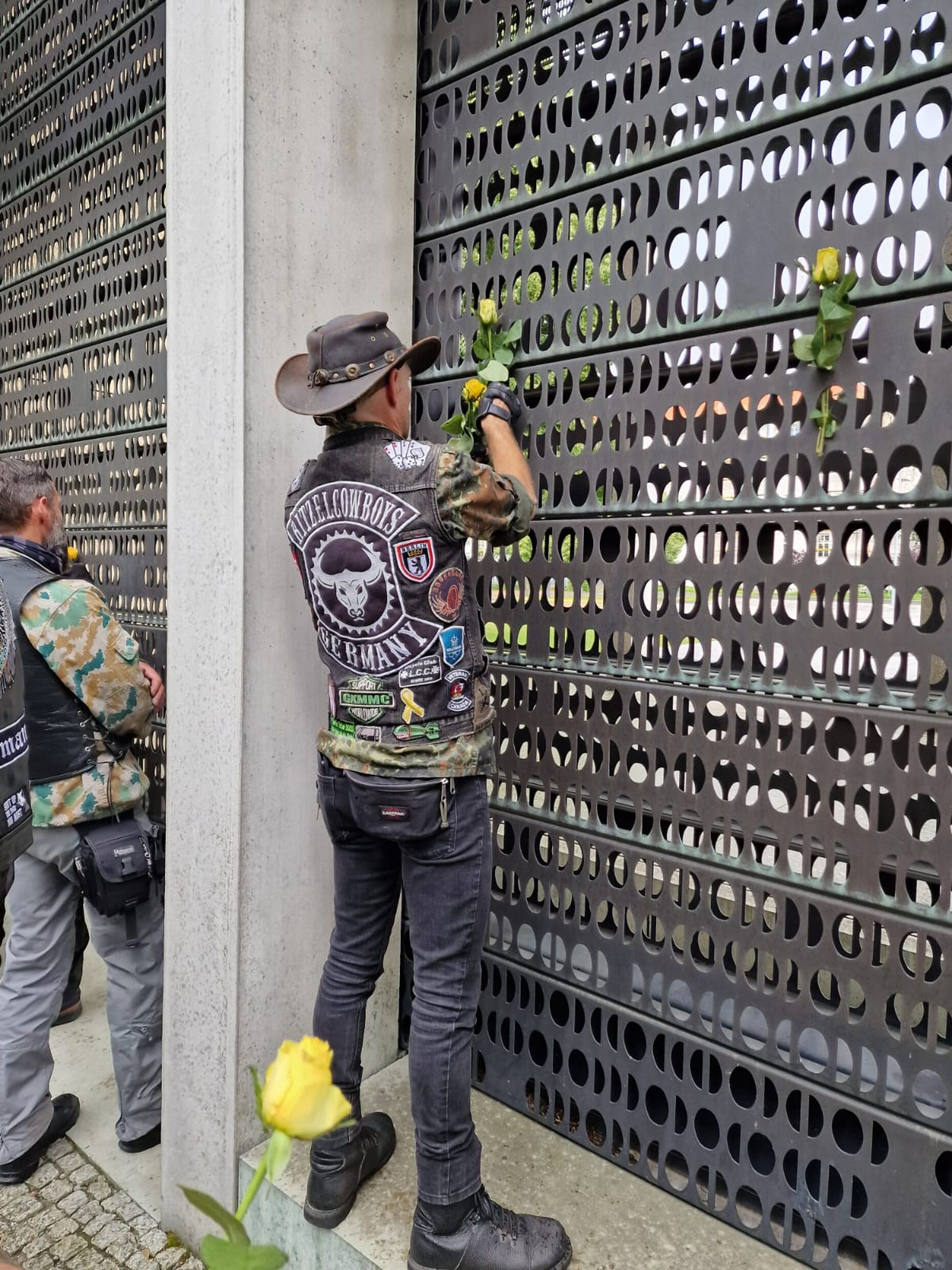 Am Ehrenmal an Bendlerblock brachten die "Ritzelcowboys" gelbe Rosen an. Foto: Ritzelcowboys