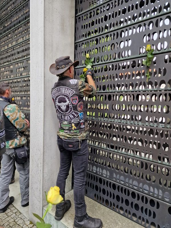 Am Ehrenmal an Bendlerblock brachten die "Ritzelcowboys" gelbe Rosen an. Foto: Ritzelcowboys