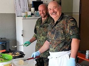 Zuckerbäcker und Vorsitzender TruKa Kaufbeuren, Hauptmann Manfred Winterholler (r.), backte mit Unterstützung 750 Apfelküchle für die Spendenaktion Foto: DBwV