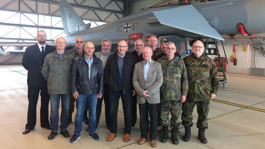 Verbandsmitglieder vor dem Eurofighter. Foto: Privat