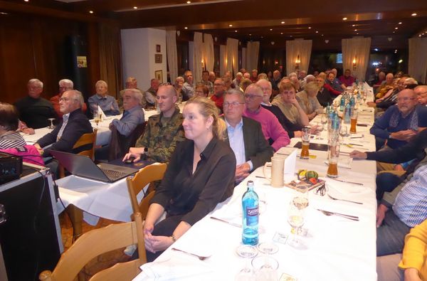 Auf großes Interesse stieß der Besuch des stellvertretenden Generalinspekteurs, Generalleutnant Markus Laubenthal, bei der Kameradschaft Ehemalige, Reservisten und Hinterbliebene (KERH). Foto: Oberstabsfeldwebel a.D. Maschinski