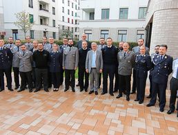 Große Resonanz: Die Teilnehmer der Mannschaftstagung beim DBwV in Berlin mit dem Wehrbeauftragten Hans-Peter Bartels unter Federführung von Hauptmann Burghard Marwede, stellvertretender Vorsitzender Ressourcenbereich (l.). Foto: DBwV/Schmidt