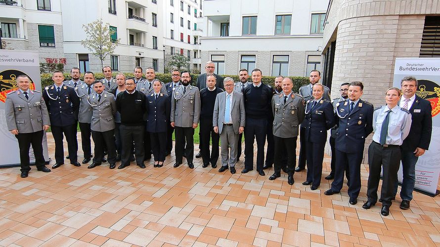 Große Resonanz: Die Teilnehmer der Mannschaftstagung beim DBwV in Berlin mit dem Wehrbeauftragten Hans-Peter Bartels unter Federführung von Hauptmann Burghard Marwede, stellvertretender Vorsitzender Ressourcenbereich (l.). Foto: DBwV/Schmidt