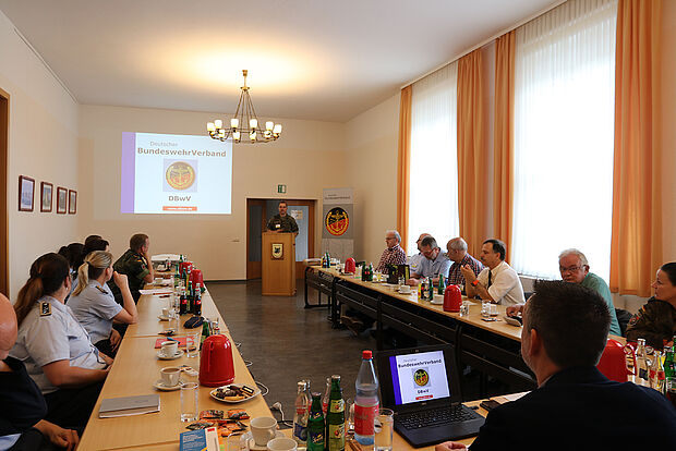 Major d.R. Michael Stechert bei der Beratung mit den Mandatsträgern Foto: PzGrenBrig 41/Kozitzki