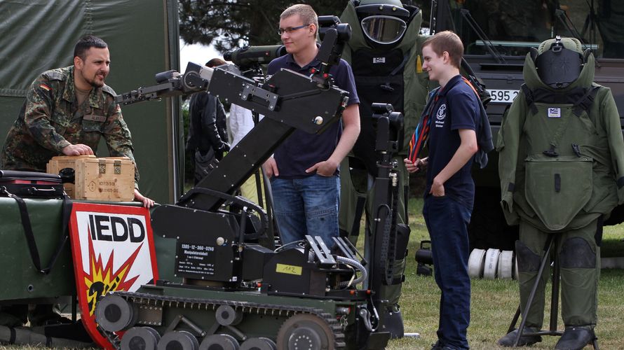 Das Objektschutzregiment der Luftwaffe zeigt den ersten Besuchern ihre Ausrüstung beim Tag der Bundeswehr 2016 in Wilhemshaven (Archivfoto: Bundeswehr/Steve Back)
