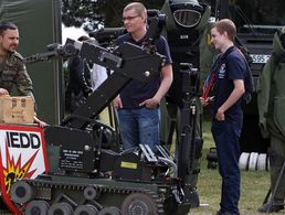 Das Objektschutzregiment der Luftwaffe zeigt den ersten Besuchern ihre Ausrüstung beim Tag der Bundeswehr 2016 in Wilhemshaven (Archivfoto: Bundeswehr/Steve Back)