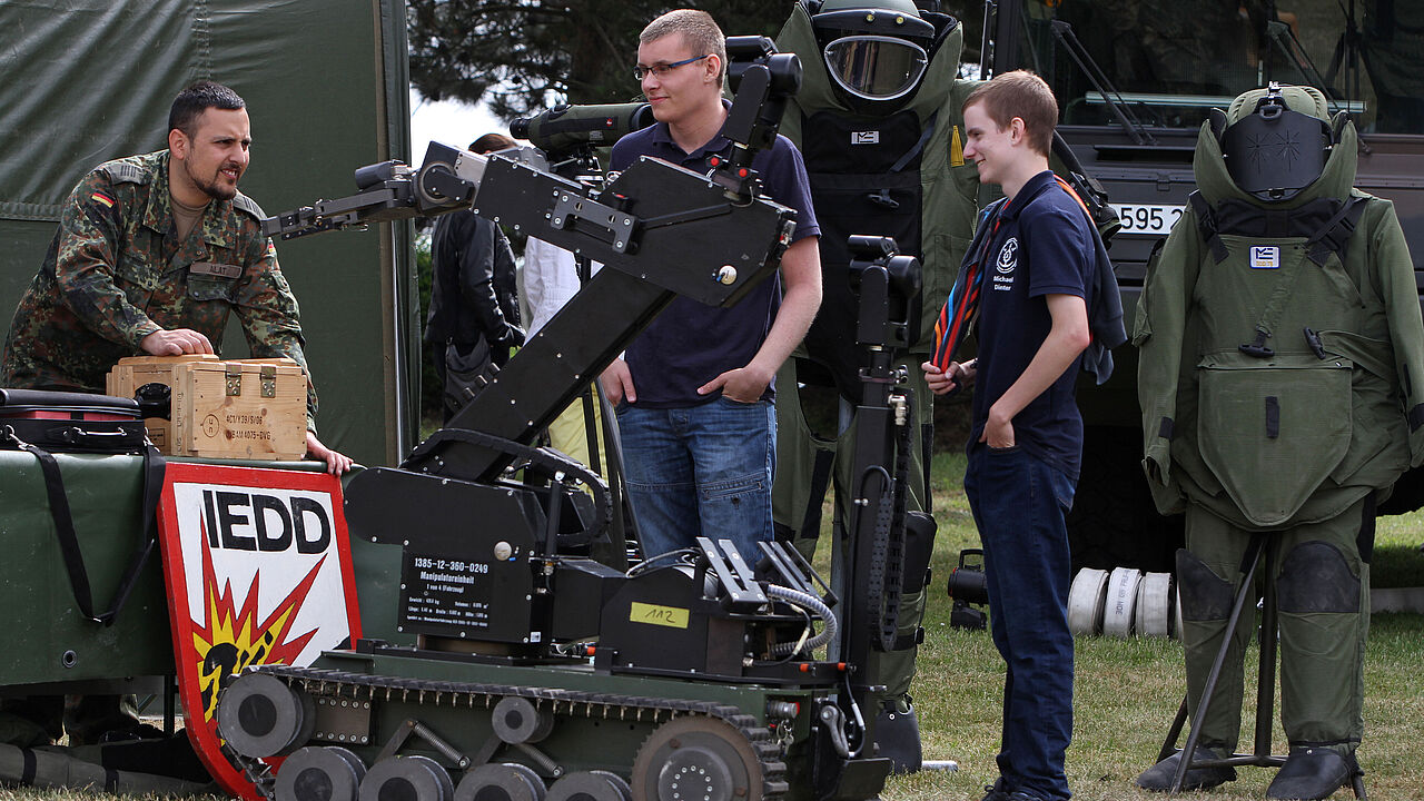 Das Objektschutzregiment der Luftwaffe zeigt den ersten Besuchern ihre Ausrüstung beim Tag der Bundeswehr 2016 in Wilhemshaven (Archivfoto: Bundeswehr/Steve Back)