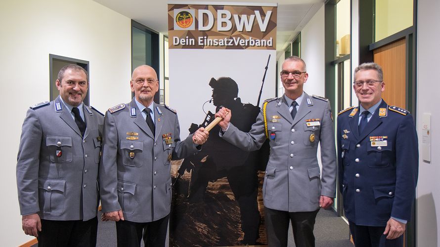 Übergabe des Staffelstabs: Oberstabsfeldwebel  a.D. Thomas Bielenberg (2.v.l.) übernimmt von Oberstabsfeldwebel Stefan Weyer im Beisein des 2. Stellvertreters des Bundesvorsitzenden, Hauptmann Andreas Steinmetz (r.), und dem stellvertretenden Landesvorsit