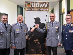 Übergabe des Staffelstabs: Oberstabsfeldwebel  a.D. Thomas Bielenberg (2.v.l.) übernimmt von Oberstabsfeldwebel Stefan Weyer im Beisein des 2. Stellvertreters des Bundesvorsitzenden, Hauptmann Andreas Steinmetz (r.), und dem stellvertretenden Landesvorsit