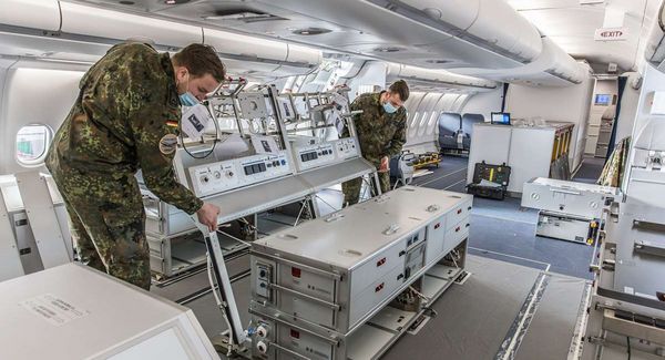 Soldaten bauen eine Patiententransporteinheit in den Airbus A330. Foto: Bundeswehr/Stephan Ink