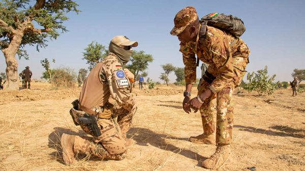 Um die Ausbildungsergebnisse zu bewerten, bespricht der Ausbilder die Trainings regelmäßig mit dem malischen Kompaniechef. Foto: Bundeswehr/Mark Tessensohn