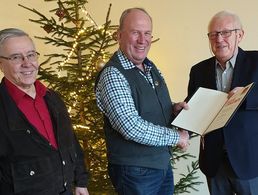 Oberstleutnant a.D. Franz Treib (v.l.n.r.) und sein Stellvertreter, Oberstleutnant a.D. Heiner Kamitz, mit Oberst a.D. Bernd Seifermann anlässlich seines 50. Mitgliedschaftsjubiläums in der Hunsrück-Kaserne. Foto: DBwV/Schwab