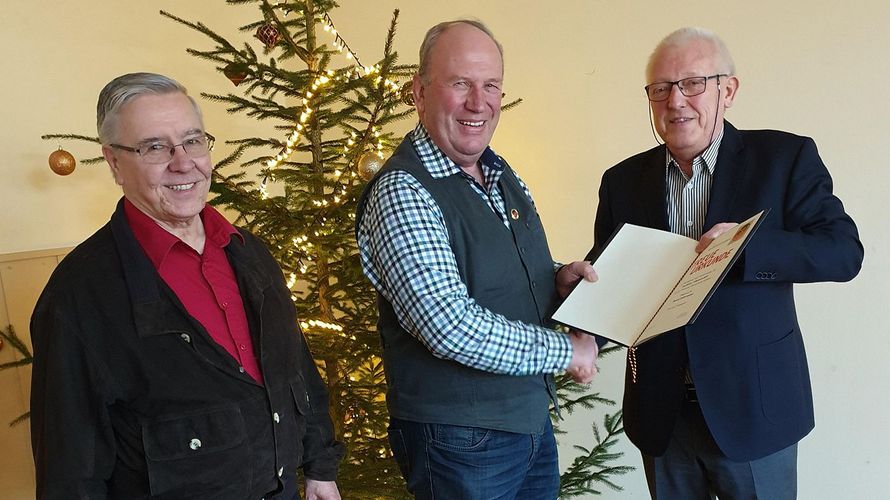 Oberstleutnant a.D. Franz Treib (v.l.n.r.) und sein Stellvertreter, Oberstleutnant a.D. Heiner Kamitz, mit Oberst a.D. Bernd Seifermann anlässlich seines 50. Mitgliedschaftsjubiläums in der Hunsrück-Kaserne. Foto: DBwV/Schwab