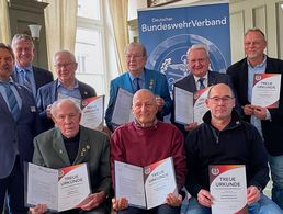 Vorsitzender Michael Lipp (stehend v.l.) mit Bernhard Hauber und den geehrten Mitgliedern  Franz Schreyer, Josef Billing, Rolf Ekkehard Dittmar, Thorsten Meynen und Bezirksvorsitzender Franz Jung sowie Winfried Scherer (sitzend v.l.), Walter Menz und Sigmund Weldishofer. Foto: KEHR Augsburg