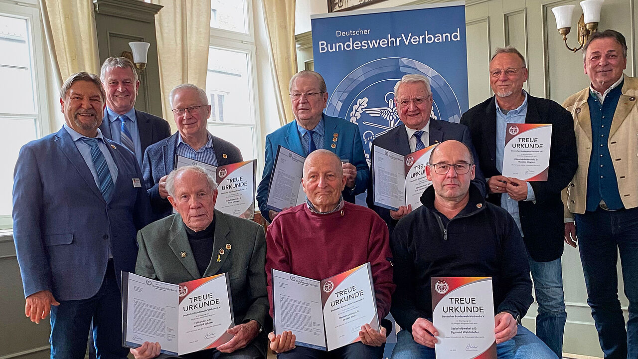 Vorsitzender Michael Lipp (stehend v.l.) mit Bernhard Hauber und den geehrten Mitgliedern  Franz Schreyer, Josef Billing, Rolf Ekkehard Dittmar, Thorsten Meynen und Bezirksvorsitzender Franz Jung sowie Winfried Scherer (sitzend v.l.), Walter Menz und Sigmund Weldishofer. Foto: KEHR Augsburg