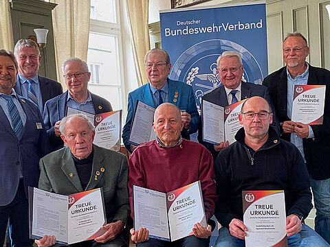 Vorsitzender Michael Lipp (stehend v.l.) mit Bernhard Hauber und den geehrten Mitgliedern  Franz Schreyer, Josef Billing, Rolf Ekkehard Dittmar, Thorsten Meynen und Bezirksvorsitzender Franz Jung sowie Winfried Scherer (sitzend v.l.), Walter Menz und Sigmund Weldishofer. Foto: KEHR Augsburg