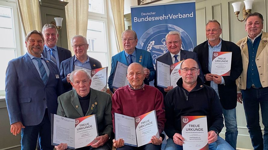 Vorsitzender Michael Lipp (stehend v.l.) mit Bernhard Hauber und den geehrten Mitgliedern  Franz Schreyer, Josef Billing, Rolf Ekkehard Dittmar, Thorsten Meynen und Bezirksvorsitzender Franz Jung sowie Winfried Scherer (sitzend v.l.), Walter Menz und Sigmund Weldishofer. Foto: KEHR Augsburg