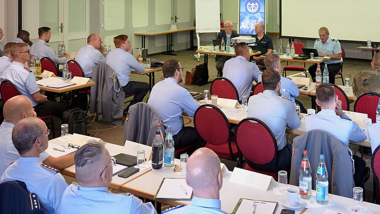 Zu einer ersten gemeinsamen Tagung trafen sich VP und Vertreter aus Beteiligungsgremien aus Dienststellen der Bundeswehr in Süddeutschland in Langenau zum Erfahrungsaustausch.  Foto: DBwV/Kaminsky