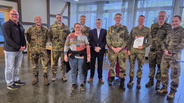 Die Mitglieder des Vorstandes unter Vorsitz von Hauptmann Bernd Link (5.v.l.) mit dem stellvertretenden Bundesvorsitzenden Stabsfeldwebel a.D. Thomas Schwappacher (5.v.r.) und dem geehrten Mitglied Oberstabsfeldwebel Robert Pilz (3.v.r.). Foto: Roland Stengl