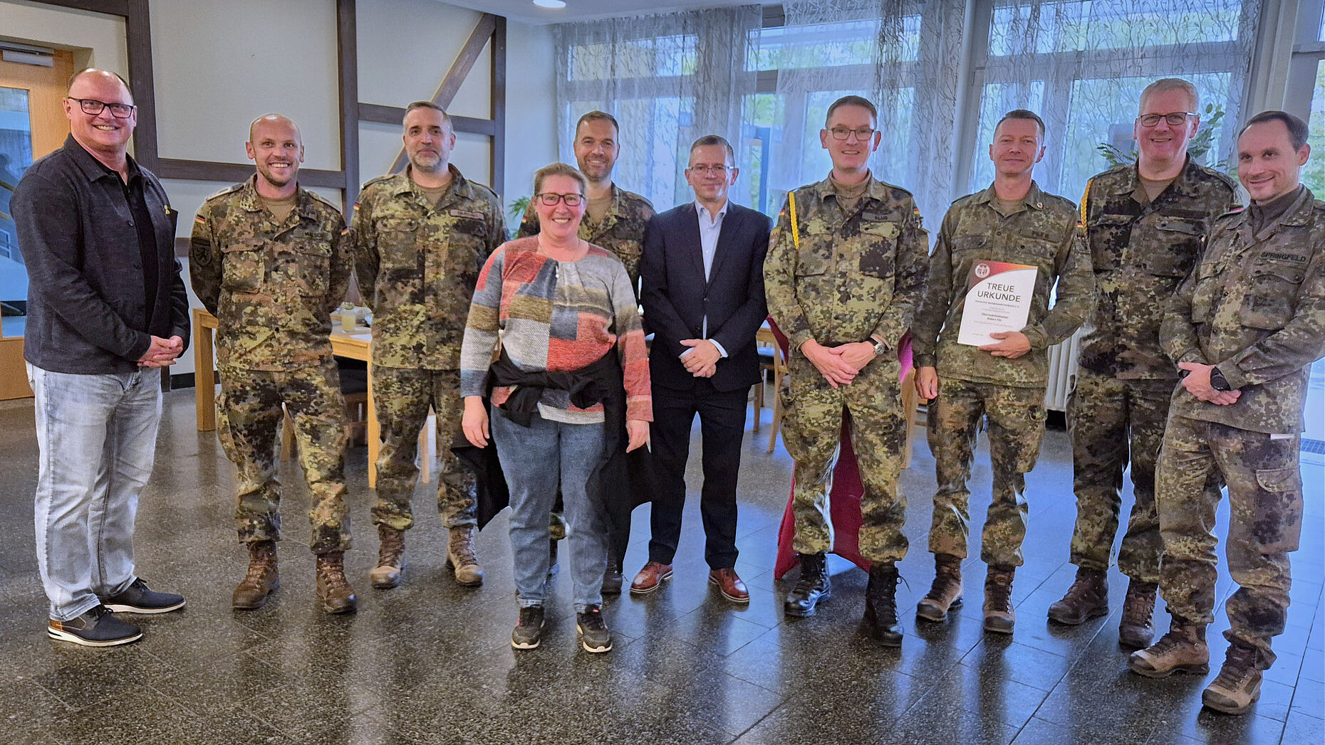 Die Mitglieder des Vorstandes unter Vorsitz von Hauptmann Bernd Link (5.v.l.) mit dem stellvertretenden Bundesvorsitzenden Stabsfeldwebel a.D. Thomas Schwappacher (5.v.r.) und dem geehrten Mitglied Oberstabsfeldwebel Robert Pilz (3.v.r.). Foto: Roland Stengl